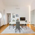 Romantic Navigli Attic Free Garage 255 X 520 Cm Milán