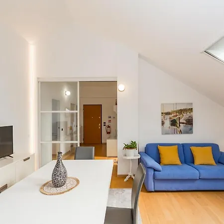 Romantic Navigli Attic Free Garage 255 X 520 Cm