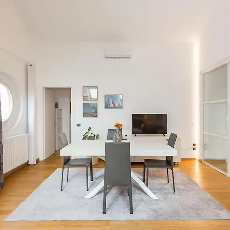 Romantic Navigli Attic Free Garage 255 X 520 Cm Mailand