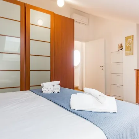 Romantic Navigli Attic Free Garage 255 X 520 Cm